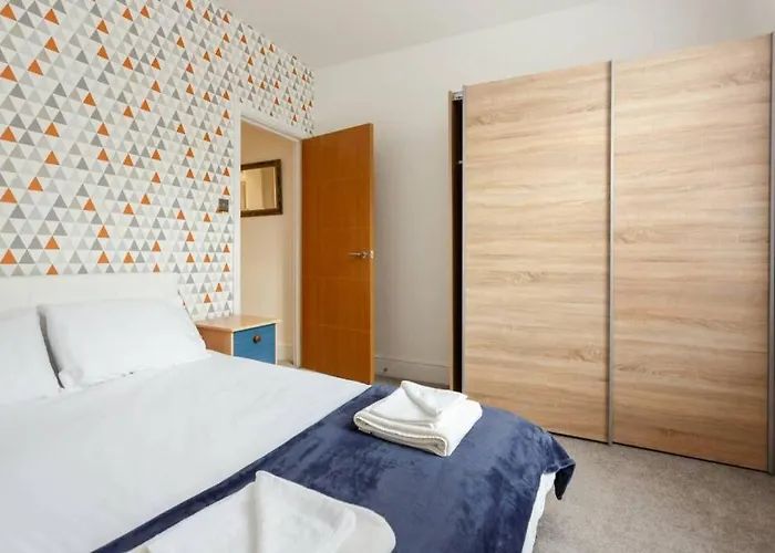 Stylish 2 Bed 2 Bath *Close To Beach And Centre With Parking*