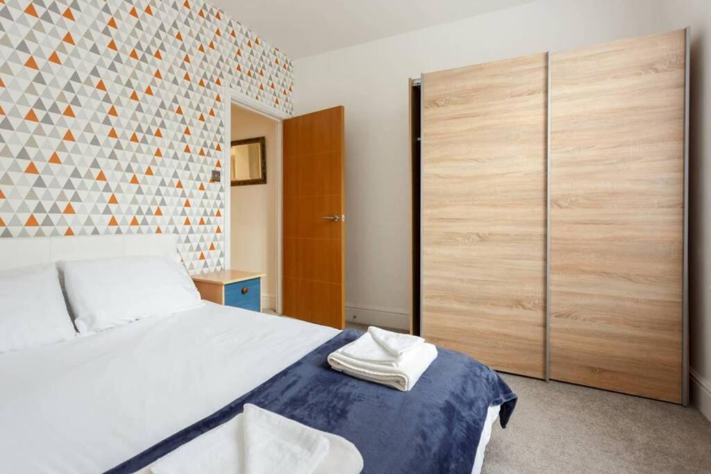 Appartement Stylish 2 Bed 2 Bath *close To And Centre With Parking* *