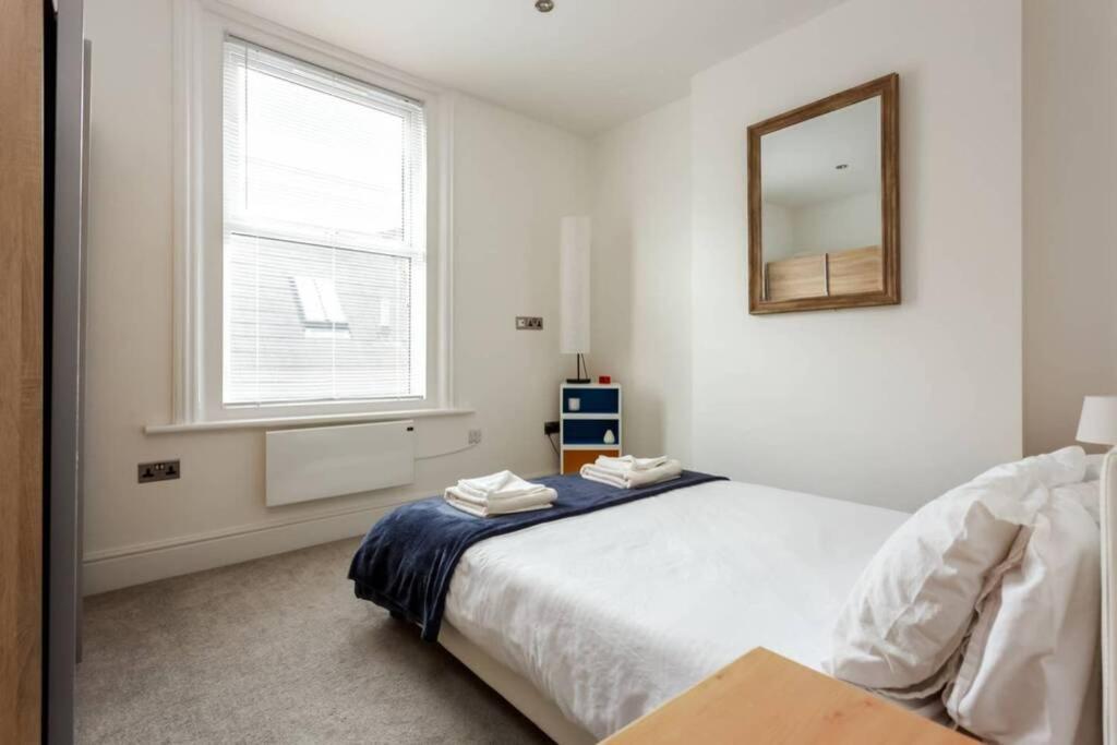 Stylish 2 Bed 2 Bath *close To And Centre With Parking* Appartement *